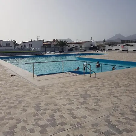 Junto A La Piscina * アロナ