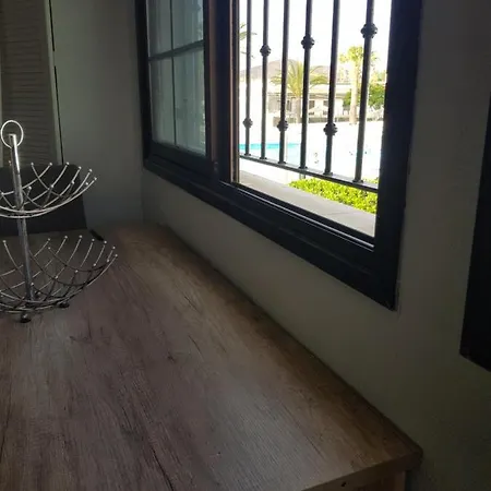 Junto A La Piscina アロナ